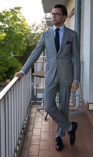 Dunkelblaue und weiße Strick Krawatte kombinieren – 248 Herren Outfits: Kombinieren Sie einen grauen Anzug mit Schottenmuster mit einer dunkelblauen und weißen Strick Krawatte für eine klassischen und verfeinerte Silhouette. Suchen Sie nach leichtem Schuhwerk? Entscheiden Sie sich für schwarzen Leder Derby Schuhe für den Tag.