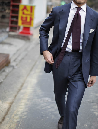Hellviolette Krawatte kombinieren – 412 Herren Outfits: Kombinieren Sie einen dunkelblauen Anzug mit einer hellvioletten Krawatte für einen stilvollen, eleganten Look. Suchen Sie nach leichtem Schuhwerk? Vervollständigen Sie Ihr Outfit mit dunkelbraunen Wildleder Derby Schuhen für den Tag.