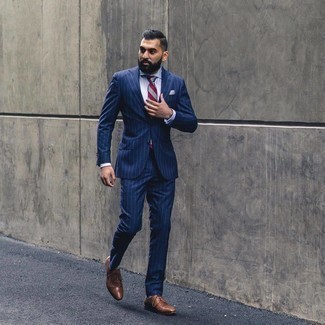 Dunkelrote horizontal gestreifte Krawatte kombinieren – 276 Herren Outfits: Erwägen Sie das Tragen von einem dunkelblauen vertikal gestreiften Anzug und einer dunkelroten horizontal gestreiften Krawatte, um vor Klasse und Perfektion zu strotzen. Fühlen Sie sich ideenreich? Entscheiden Sie sich für braunen geflochtenen Leder Derby Schuhe.