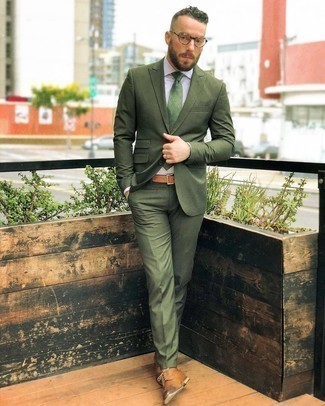 Grüne Krawatte kombinieren – 125 Herren Outfits: Paaren Sie einen olivgrünen Anzug mit einer grünen Krawatte für einen stilvollen, eleganten Look. Fühlen Sie sich ideenreich? Wählen Sie beige Leder Derby Schuhe.