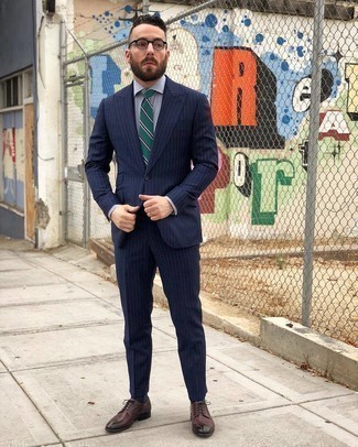 Dunkelgrüne horizontal gestreifte Krawatte kombinieren – 151 Herren Outfits: Tragen Sie einen dunkelblauen vertikal gestreiften Anzug und eine dunkelgrüne horizontal gestreifte Krawatte für eine klassischen und verfeinerte Silhouette. Fühlen Sie sich mutig? Ergänzen Sie Ihr Outfit mit dunkelroten Leder Derby Schuhen.