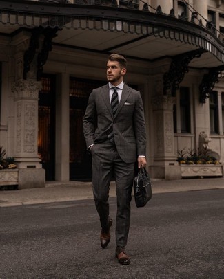 Graue horizontal gestreifte Krawatte kombinieren – 77 Herren Outfits: Kombinieren Sie einen dunkelgrauen Anzug mit Karomuster mit einer grauen horizontal gestreiften Krawatte für einen stilvollen, eleganten Look. Wählen Sie die legere Option mit braunen Leder Derby Schuhen.