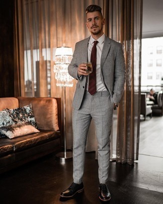 Dunkelrote Krawatte kombinieren – 500+ Herren Outfits: Kombinieren Sie einen grauen Anzug mit einer dunkelroten Krawatte, um vor Klasse und Perfektion zu strotzen. Fühlen Sie sich mutig? Komplettieren Sie Ihr Outfit mit schwarzen Leder Derby Schuhen.