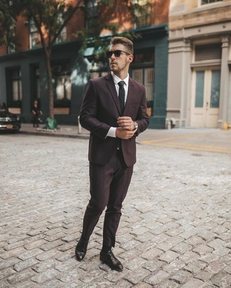 Roten Anzug kombinieren – 93 Elegante Herren Outfits: Geben Sie den bestmöglichen Look ab in einem roten Anzug und einem weißen Businesshemd. Suchen Sie nach leichtem Schuhwerk? Wählen Sie schwarzen Leder Derby Schuhe für den Tag.
