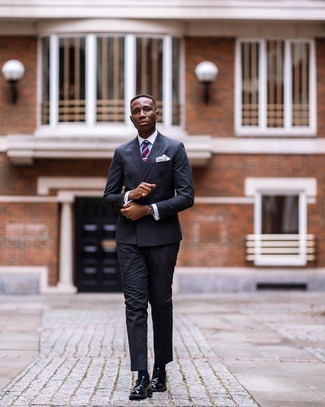 30 Jährige: Rote horizontal gestreifte Krawatte kombinieren – 215 Herren Outfits: Kombinieren Sie einen dunkelgrauen vertikal gestreiften Anzug mit einem hellblauen Businesshemd für eine klassischen und verfeinerte Silhouette. Vervollständigen Sie Ihr Look mit schwarzen Leder Derby Schuhen.