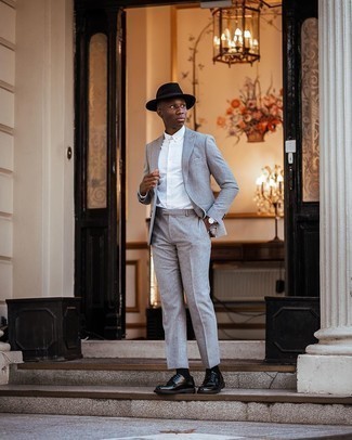 Grauen Wollanzug kombinieren – 411 Herren Outfits: Kombinieren Sie einen grauen Wollanzug mit einem weißen Businesshemd für einen stilvollen, eleganten Look. Bringen Sie die Dinge durcheinander, indem Sie schwarzen Leder Derby Schuhe mit diesem Outfit tragen.