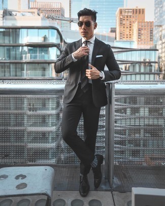 Dunkelgraue Socken kombinieren – 500+ Herren Outfits: Kombinieren Sie einen schwarzen Anzug mit dunkelgrauen Socken, um einen lockeren, aber dennoch stylischen Look zu erhalten. Wählen Sie schwarzen Leder Derby Schuhe, um Ihr Modebewusstsein zu zeigen.