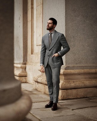 Braune Krawatte kombinieren – 500+ Herren Outfits warm Wetter: Erwägen Sie das Tragen von einem grauen Wollanzug mit Karomuster und einer braunen Krawatte, um vor Klasse und Perfektion zu strotzen. Fühlen Sie sich ideenreich? Komplettieren Sie Ihr Outfit mit dunkelbraunen Leder Derby Schuhen.