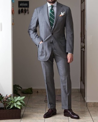 Braune Socken kombinieren – 500+ Elegante Herren Outfits: Kombinieren Sie einen grauen Anzug mit braunen Socken für ein bequemes Outfit, das außerdem gut zusammen passt. Komplettieren Sie Ihr Outfit mit dunkelroten Leder Derby Schuhen, um Ihr Modebewusstsein zu zeigen.