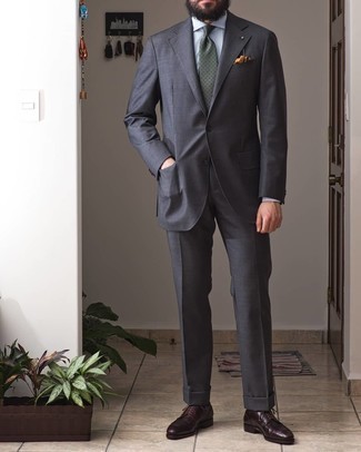 Dunkeltürkise gepunktete Krawatte kombinieren – 70 Herren Outfits: Erwägen Sie das Tragen von einem dunkelgrauen Anzug und einer dunkeltürkisen gepunkteten Krawatte für eine klassischen und verfeinerte Silhouette. Suchen Sie nach leichtem Schuhwerk? Wählen Sie dunkelroten Leder Derby Schuhe für den Tag.