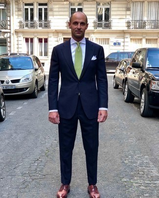30 Jährige: Gelbgrüne bedruckte Krawatte kombinieren – 71 Herren Outfits warm Wetter: Entscheiden Sie sich für einen dunkelblauen Anzug und eine gelbgrüne bedruckte Krawatte für einen stilvollen, eleganten Look. Fühlen Sie sich mutig? Wählen Sie braunen Leder Derby Schuhe.