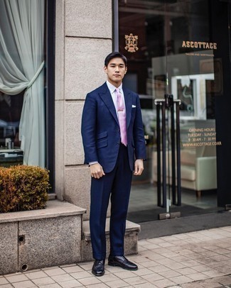 Rosa Krawatte kombinieren – 123 Herren Outfits: Entscheiden Sie sich für einen dunkelblauen Anzug und eine rosa Krawatte für einen stilvollen, eleganten Look. Fühlen Sie sich ideenreich? Komplettieren Sie Ihr Outfit mit schwarzen Leder Derby Schuhen.