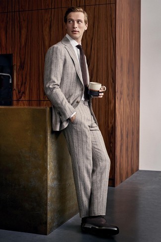 Dunkelbraune Strick Krawatte kombinieren – 135 Herren Outfits: Entscheiden Sie sich für einen grauen vertikal gestreiften Anzug und eine dunkelbraune Strick Krawatte für einen stilvollen, eleganten Look. Dunkelbraune Wildleder Derby Schuhe leihen Originalität zu einem klassischen Look.