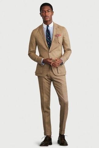 Dunkelblaue und grüne horizontal gestreifte Krawatte kombinieren – 639+ Herren Outfits: Erwägen Sie das Tragen von einem beige Anzug mit Karomuster und einer dunkelblauen und grünen horizontal gestreiften Krawatte für einen stilvollen, eleganten Look. Warum kombinieren Sie Ihr Outfit für einen legereren Auftritt nicht mal mit dunkelbraunen Leder Derby Schuhen?