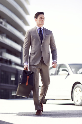 Dunkellila Krawatte kombinieren – 412 Herren Outfits: Paaren Sie einen grauen Anzug mit einer dunkellila Krawatte, um vor Klasse und Perfektion zu strotzen. Suchen Sie nach leichtem Schuhwerk? Wählen Sie braunen Leder Derby Schuhe für den Tag.