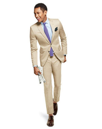 30 Jährige: Dunkellila Krawatte kombinieren – 282 Elegante Herren Outfits: Kombinieren Sie einen hellbeige Anzug mit einer dunkellila Krawatte für eine klassischen und verfeinerte Silhouette. Dunkelbraune Leder Derby Schuhe leihen Originalität zu einem klassischen Look.