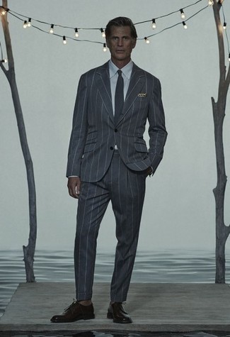 40 Jährige: Silberne Krawatte kombinieren – 27 Elegante Sommer Herren Outfits: Geben Sie den bestmöglichen Look ab in einem dunkelgrauen vertikal gestreiften Anzug und einer silbernen Krawatte. Fühlen Sie sich mutig? Komplettieren Sie Ihr Outfit mit dunkelbraunen Leder Derby Schuhen. Dieses Outfit ist perfekt für den Sommer und jeder kann ihn leicht nachstylen.
