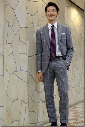 Violette gepunktete Krawatte kombinieren – 41 Elegante Herren Outfits: Kombinieren Sie einen grauen Anzug mit Karomuster mit einer violetten gepunkteten Krawatte für eine klassischen und verfeinerte Silhouette. Wählen Sie die legere Option mit schwarzen Leder Derby Schuhen.
