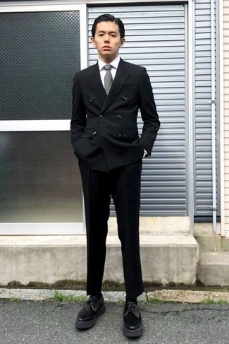 Graue Krawatte kombinieren – 500+ Herren Outfits: Kombinieren Sie einen schwarzen Anzug mit einer grauen Krawatte für einen stilvollen, eleganten Look. Fühlen Sie sich ideenreich? Komplettieren Sie Ihr Outfit mit schwarzen klobigen Leder Derby Schuhen.