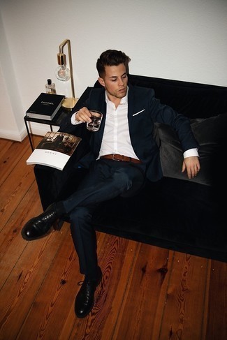 20 Jährige: Einstecktuch kombinieren – 500+ Herren Outfits: Entscheiden Sie sich für einen dunkelblauen Anzug und ein Einstecktuch, um mühelos alles zu meistern, was auch immer der Tag bringen mag. Fühlen Sie sich ideenreich? Vervollständigen Sie Ihr Outfit mit schwarzen Leder Derby Schuhen.