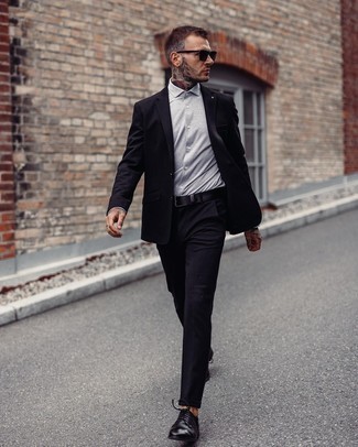 Wie schwarzen Anzug mit grauen Businesshemdes zu kombinieren – 15 Sommer Herren Outfits: Kombinieren Sie einen schwarzen Anzug mit einem grauen Businesshemd für eine klassischen und verfeinerte Silhouette. Wählen Sie die legere Option mit schwarzen Leder Derby Schuhen. Das Outfit ist ja Sommer pur.