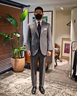 Dunkelblaue Krawatte kombinieren – 500+ Herren Outfits: Kombinieren Sie einen grauen Anzug mit einer dunkelblauen Krawatte, um vor Klasse und Perfektion zu strotzen. Fühlen Sie sich ideenreich? Wählen Sie schwarzen Leder Derby Schuhe.