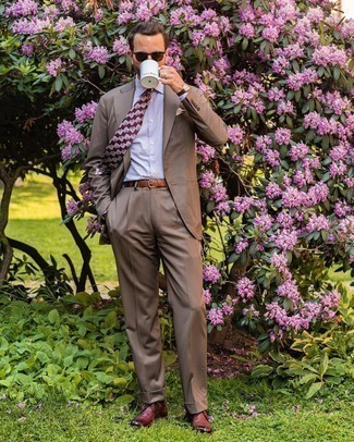 Welche Businesshemden mit braunen Anzuges zu tragen – 473 Sommer Herren Outfits: Tragen Sie einen braunen Anzug und ein Businesshemd für einen stilvollen, eleganten Look. Wenn Sie nicht durch und durch formal auftreten möchten, entscheiden Sie sich für braunen Leder Derby Schuhe. Ein super Look für den Sommer.
