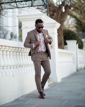 Derby Schuhe kombinieren – 500+ Herren Outfits: Machen Sie sich mit einem braunen Anzug und einem hellblauen Businesshemd mit Blumenmuster einen verfeinerten, eleganten Stil zu Nutze. Ergänzen Sie Ihr Look mit Derby Schuhen.