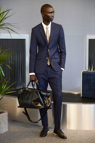 Braune geflochtene Leder Derby Schuhe kombinieren – 16 Herren Outfits: Kombinieren Sie einen dunkelblauen Anzug mit einem weißen Businesshemd für eine klassischen und verfeinerte Silhouette. Fühlen Sie sich ideenreich? Komplettieren Sie Ihr Outfit mit braunen geflochtenen Leder Derby Schuhen.