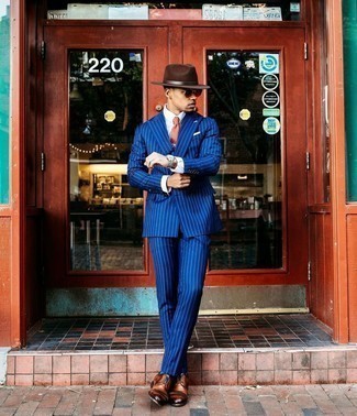 Dunkelbraunen Wollhut kombinieren – 416 Herren Outfits: Entscheiden Sie sich für einen blauen vertikal gestreiften Anzug und einen dunkelbraunen Wollhut für einen bequemen Alltags-Look. Setzen Sie bei den Schuhen auf die klassische Variante mit braunen Leder Derby Schuhen.