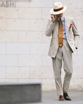 Hellbeige vertikal gestreiften Anzug kombinieren – 33 Herren Outfits: Machen Sie sich mit einem hellbeige vertikal gestreiften Anzug und einem hellblauen Businesshemd einen verfeinerten, eleganten Stil zu Nutze. Wenn Sie nicht durch und durch formal auftreten möchten, ergänzen Sie Ihr Outfit mit dunkelbraunen Doppelmonks aus Leder.