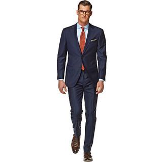 Orange gepunktete Krawatte kombinieren – 40 Herren Outfits: Vereinigen Sie einen dunkelblauen Anzug mit einer orange gepunkteten Krawatte für eine klassischen und verfeinerte Silhouette. Warum kombinieren Sie Ihr Outfit für einen legereren Auftritt nicht mal mit dunkelbraunen Doppelmonks aus Leder?
