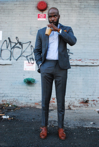 Rotbraune Doppelmonks aus Leder kombinieren – 500+ Herren Outfits: Kombinieren Sie einen dunkelgrauen Anzug mit einem hellblauen Businesshemd für eine klassischen und verfeinerte Silhouette. Wenn Sie nicht durch und durch formal auftreten möchten, ergänzen Sie Ihr Outfit mit rotbraunen Doppelmonks aus Leder.