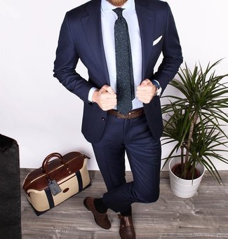 30 Jährige: Dunkelblaue Krawatte kombinieren – 500+ Elegante Herren Outfits warm Wetter: Kombinieren Sie einen dunkelblauen Anzug mit einer dunkelblauen Krawatte, um vor Klasse und Perfektion zu strotzen. Machen Sie diese Aufmachung leger mit dunkelbraunen Doppelmonks aus Leder.