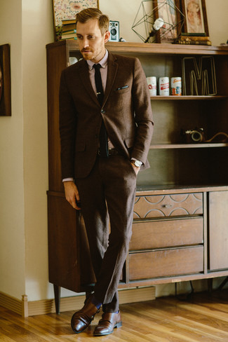 30 Jährige: Schwarze und weiße Strick Krawatte kombinieren – 54 Sommer Herren Outfits: Entscheiden Sie sich für einen klassischen Stil in einem dunkelbraunen Wollanzug und einer schwarzen und weißen Strick Krawatte. Fühlen Sie sich ideenreich? Wählen Sie braunen Doppelmonks aus Leder. Dieses Outfit ist ein perfektes Sommer-Outfit.