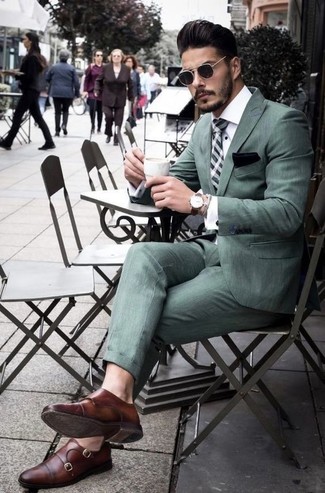 Dunkelbraune Doppelmonks aus Leder kombinieren – 487 Elegante Herren Outfits: Kombinieren Sie einen mintgrünen Anzug mit einem weißen Businesshemd für eine klassischen und verfeinerte Silhouette. Suchen Sie nach leichtem Schuhwerk? Wählen Sie dunkelbraunen Doppelmonks aus Leder für den Tag.