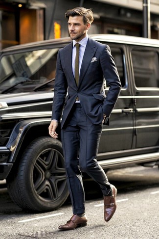 Dunkelbraune Doppelmonks aus Leder kombinieren – 487 Elegante Herren Outfits: Vereinigen Sie einen schwarzen Anzug mit einem hellblauen vertikal gestreiften Businesshemd für einen stilvollen, eleganten Look. Dunkelbraune Doppelmonks aus Leder sind eine großartige Wahl, um dieses Outfit zu vervollständigen.