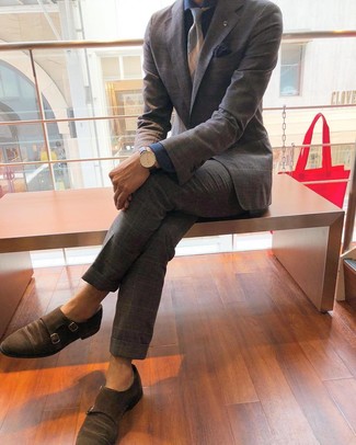 Graue Krawatte kombinieren – 500+ Herren Outfits: Vereinigen Sie einen grauen Anzug mit Schottenmuster mit einer grauen Krawatte für einen stilvollen, eleganten Look. Fühlen Sie sich ideenreich? Komplettieren Sie Ihr Outfit mit braunen Doppelmonks aus Wildleder.