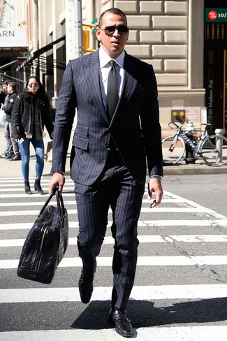 Schwarze Krawatte kombinieren – 500+ Herren Outfits: Entscheiden Sie sich für einen dunkelblauen vertikal gestreiften Anzug und eine schwarze Krawatte für eine klassischen und verfeinerte Silhouette. Schwarze Doppelmonks aus Leder verleihen einem klassischen Look eine neue Dimension.