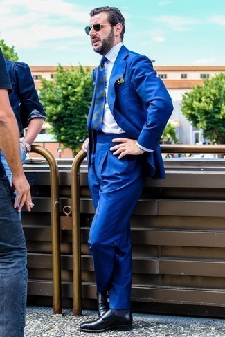 Blaue horizontal gestreifte Krawatte kombinieren – 500+ Herren Outfits: Kombinieren Sie einen blauen Anzug mit einer blauen horizontal gestreiften Krawatte für eine klassischen und verfeinerte Silhouette. Fühlen Sie sich mutig? Wählen Sie schwarzen Doppelmonks aus Leder.