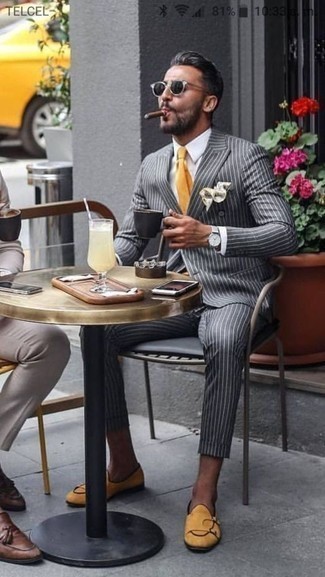 Gelbe Business Schuhe kombinieren – 40 Herren Outfits: Vereinigen Sie einen dunkelgrauen vertikal gestreiften Anzug mit einem weißen Businesshemd, um vor Klasse und Perfektion zu strotzen. Putzen Sie Ihr Outfit mit gelben Business Schuhen.
