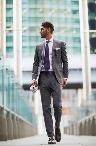 Dunkellila Krawatte kombinieren – 412 Herren Outfits: Tragen Sie einen grauen Anzug mit Karomuster und eine dunkellila Krawatte für einen stilvollen, eleganten Look. Fühlen Sie sich ideenreich? Komplettieren Sie Ihr Outfit mit dunkelbraunen Doppelmonks aus Leder.