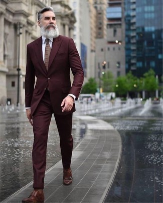 60 Jährige: Braune Monks kombinieren – 21 Herren Outfits warm Wetter: Entscheiden Sie sich für einen klassischen Stil in einem dunkelroten Anzug und einem weißen Businesshemd. Wenn Sie nicht durch und durch formal auftreten möchten, wählen Sie braunen Monks.