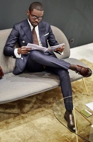 Braune Krawatte kombinieren – 500+ Herren Outfits: Kombinieren Sie einen dunkelblauen vertikal gestreiften Anzug mit einer braunen Krawatte für einen stilvollen, eleganten Look. Machen Sie diese Aufmachung leger mit dunkelbraunen Doppelmonks aus Leder.