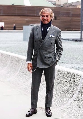 Blauen Schal kombinieren – 168 Elegante Herren Outfits: Kombinieren Sie einen grauen Anzug mit einem blauen Schal für ein bequemes Outfit, das außerdem gut zusammen passt. Fühlen Sie sich mutig? Wählen Sie dunkelroten Doppelmonks aus Leder.