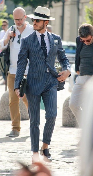 dunkelblauer vertikal gestreifter Anzug von Brunello Cucinelli