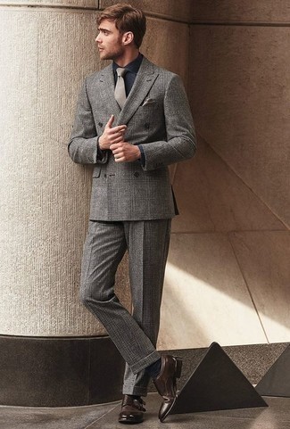 Dunkelgraues Einstecktuch kombinieren – 235 Sommer Herren Outfits: Paaren Sie einen grauen Anzug mit Schottenmuster mit einem dunkelgrauen Einstecktuch für ein großartiges Wochenend-Outfit. Putzen Sie Ihr Outfit mit dunkelbraunen Doppelmonks aus Leder. So einfach kann ein cooler Sommer-Look sein.