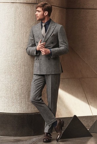 Dunkelblaues Chambray Businesshemd kombinieren – 437 Herren Outfits: Kombinieren Sie ein dunkelblaues Chambray Businesshemd mit einem grauen Anzug mit Schottenmuster für eine klassischen und verfeinerte Silhouette. Dieses Outfit passt hervorragend zusammen mit dunkelbraunen Doppelmonks aus Leder.