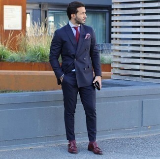 Rote Doppelmonks aus Leder kombinieren – 84 Elegante Herren Outfits: Paaren Sie einen dunkelblauen Anzug mit einem weißen Businesshemd, um vor Klasse und Perfektion zu strotzen. Wählen Sie die legere Option mit roten Doppelmonks aus Leder.