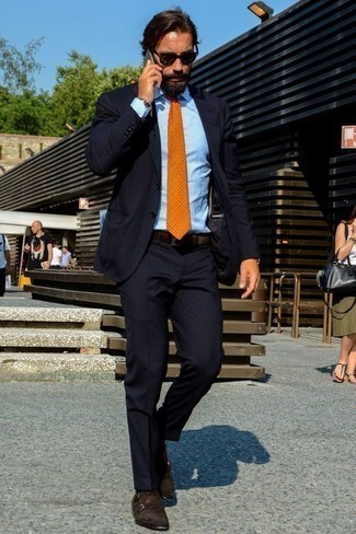 dunkelblauer Anzug, hellblaues vertikal gestreiftes Businesshemd, dunkelbraune Doppelmonks aus Wildleder, orange gepunktete Krawatte für Herren